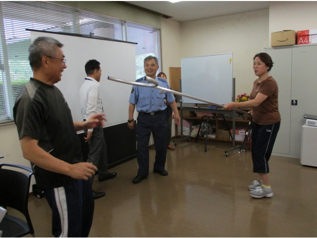 目の高さに向けます