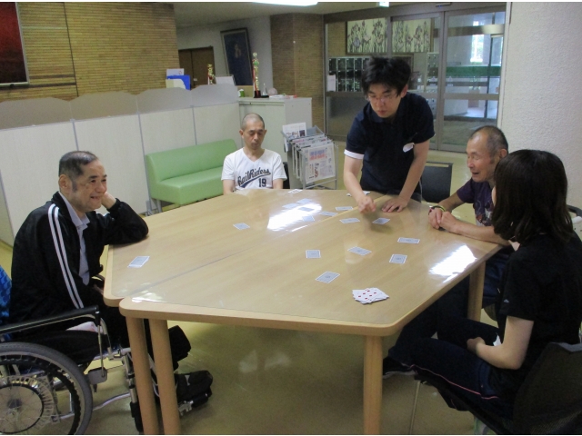 トランプで大盛り上がり