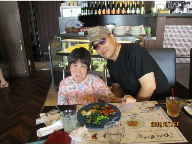 おしゃれなレストランで・・