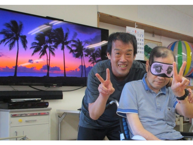 アイマスクが似合っています