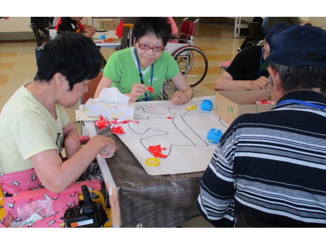 町内の方と一緒に一つの作品を仕上げます