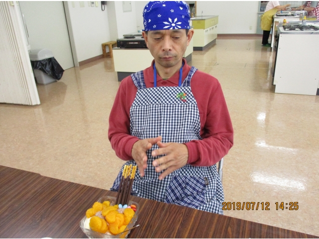 アイスクリームに好きなものをトッピング♪