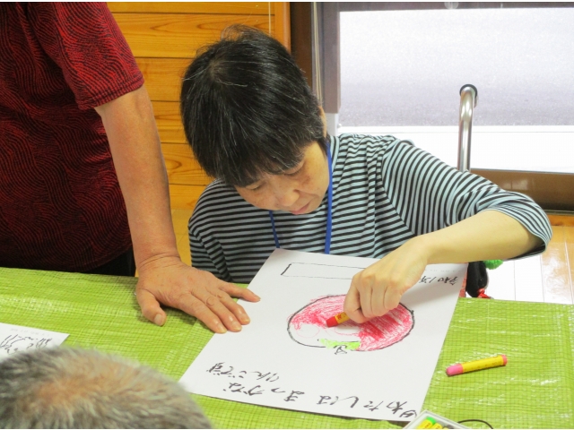 真剣に色を塗っています