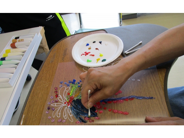 クリアファイルを切り内側に絵具を花火のように並べます