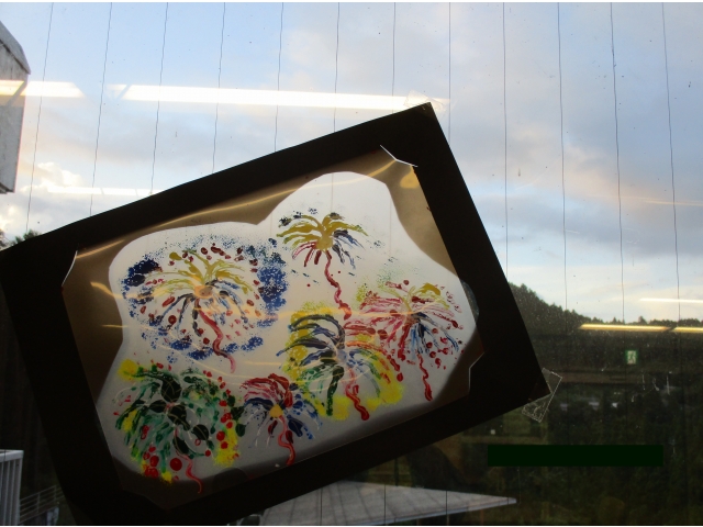 窓に貼るとけっこうきれいなんです