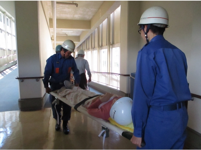 負傷者を救出します