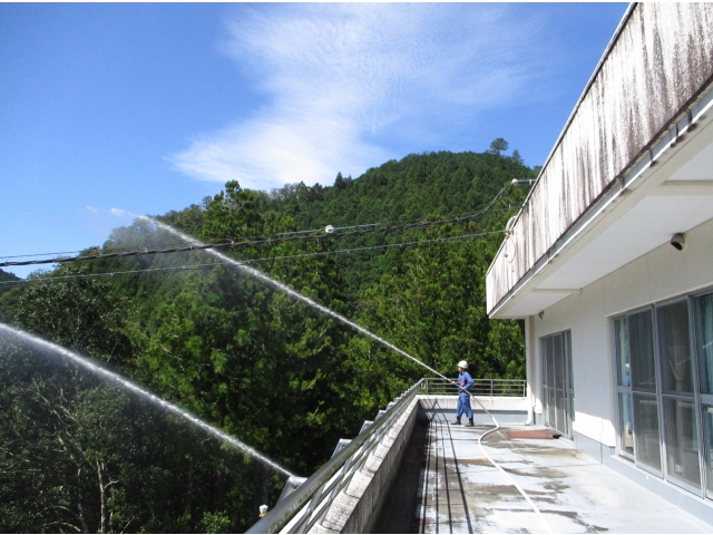 消防団の方にも放水していただきました