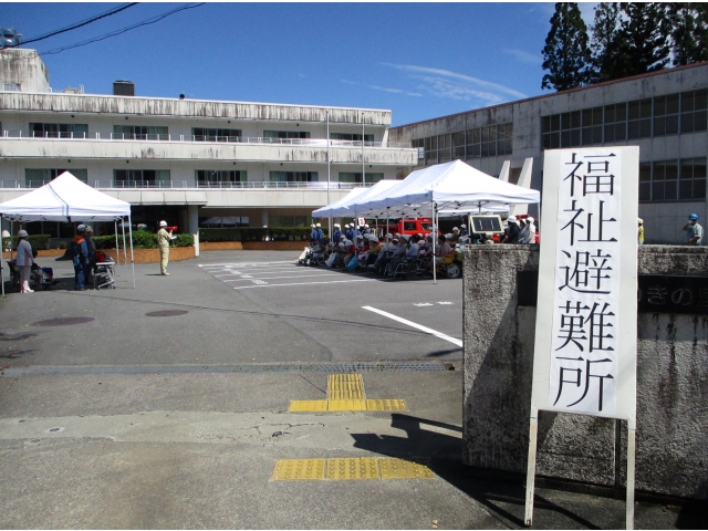 衛星電話で福祉避難所開設の要請を受けました