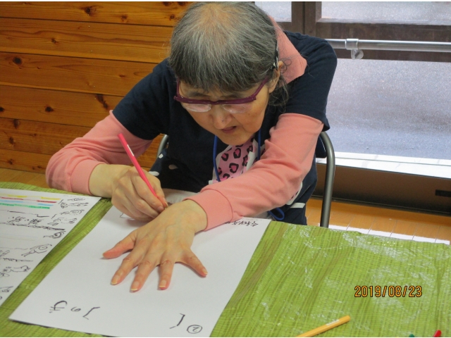 自分の手をかたどって絵手紙をかきます