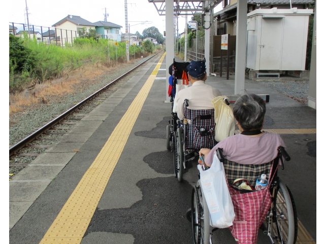 転落防止。線路には平行に！