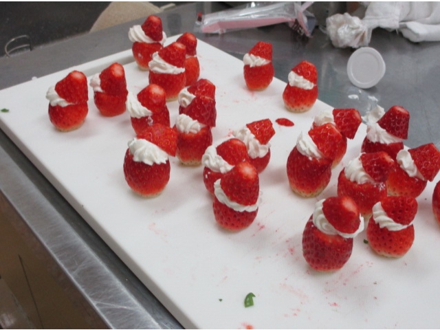 いちごでサンタを作りました