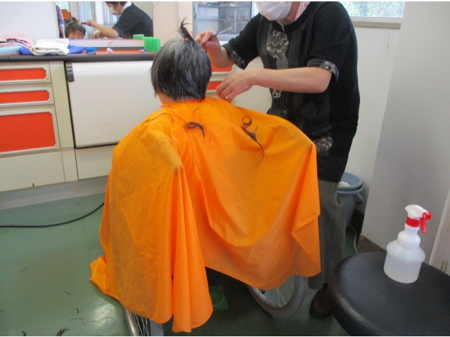 ヘアスタイルを変えると気分転換にもなりますね✂