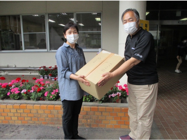 大谷所長が代表で受け取りました。