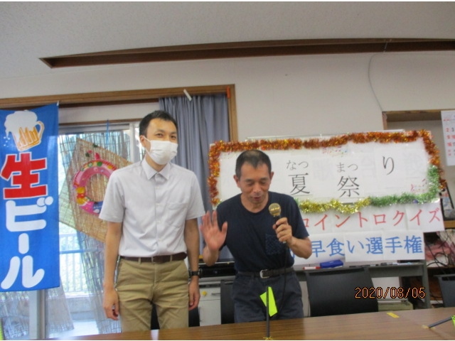 かき氷早食いの挑戦者たちです