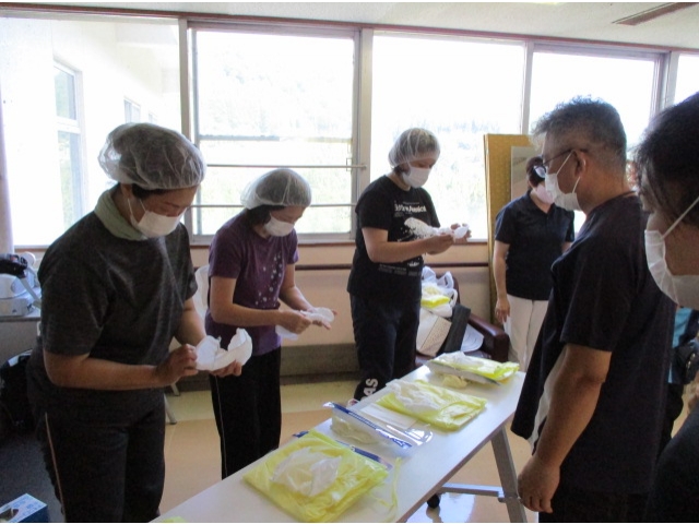 ふたりペアで、ひとりは監督役