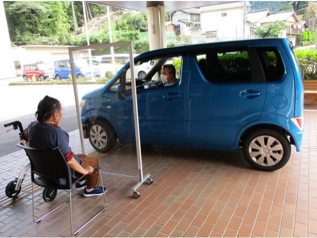 車替えたね！いい色