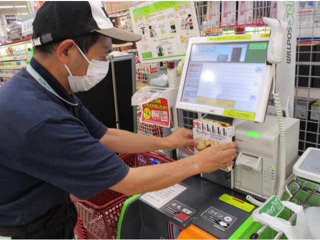 ちょっと近いね！バーコードをかざして。ピッ！