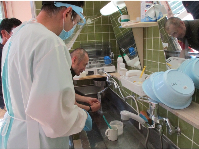 義歯もブラシで洗いましょう。