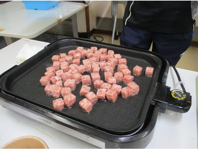 サイコロステーキがジュージュー