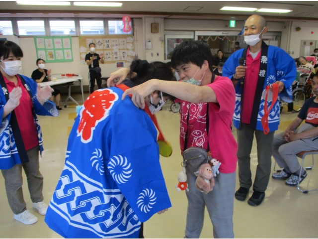 優勝者へ金メダル