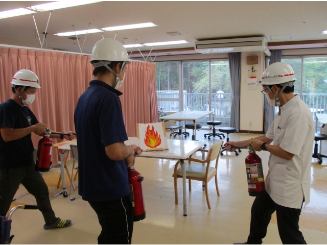 厨房で火災、初期消火班出動