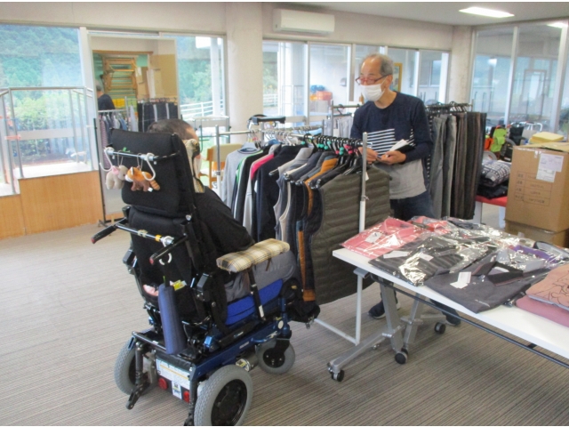 男性はササっと