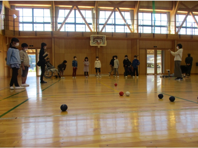 チーム分けして試合開始