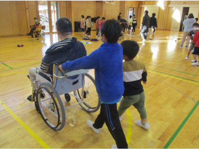 車いすを押したり、自分たちで乗る体験もしました。