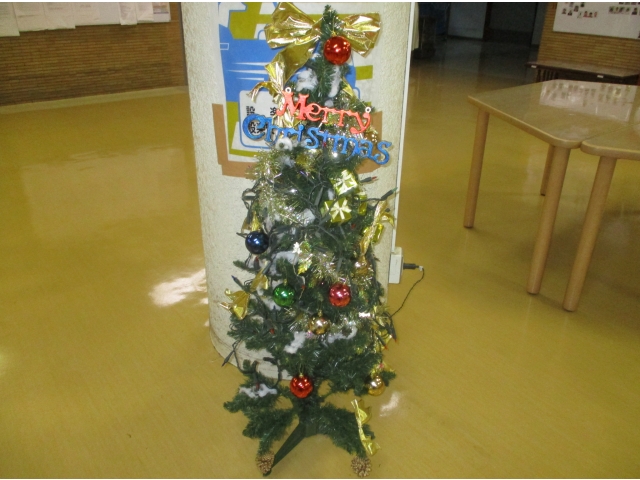 利用者さんと職員で飾りつけしました🌲