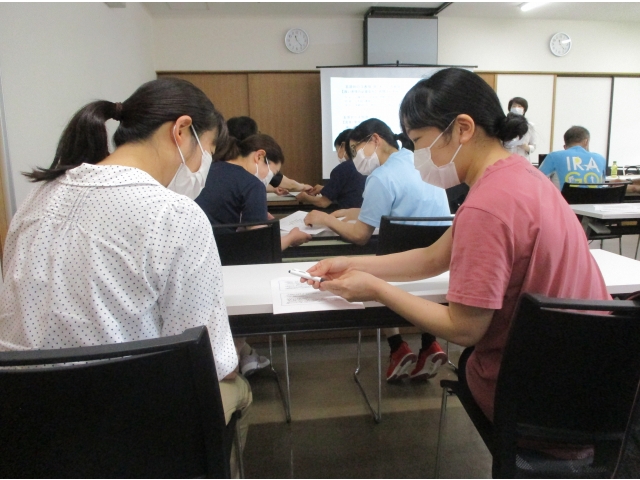 書類の渡し方ひとつでも印象は変わる。