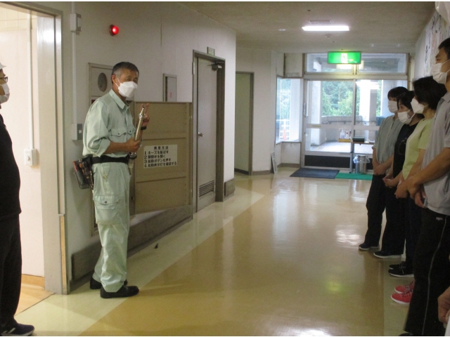 消火栓の取り扱い説明中