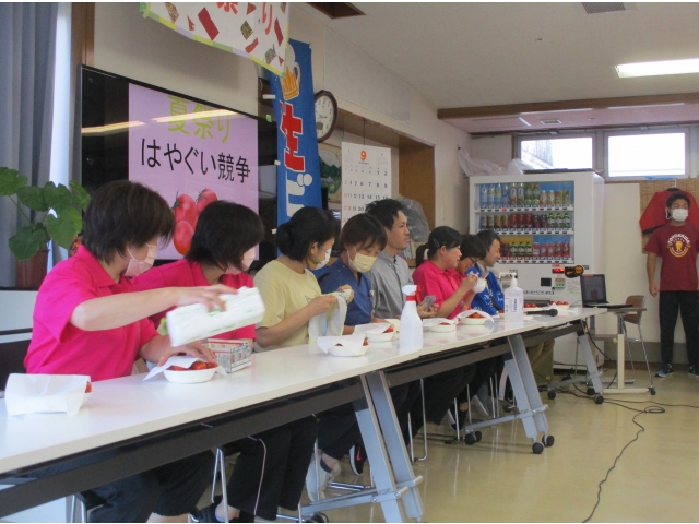 続いて、トマト早食い競争