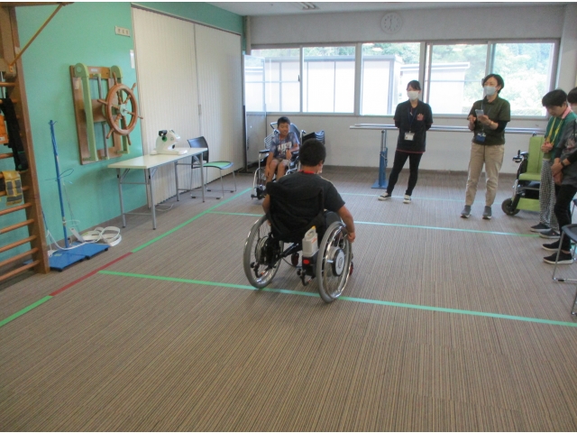 アシスト付き車いす体験