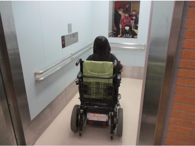 エレベーター内の鏡の役割の一つとして、後方確認がありますよ！