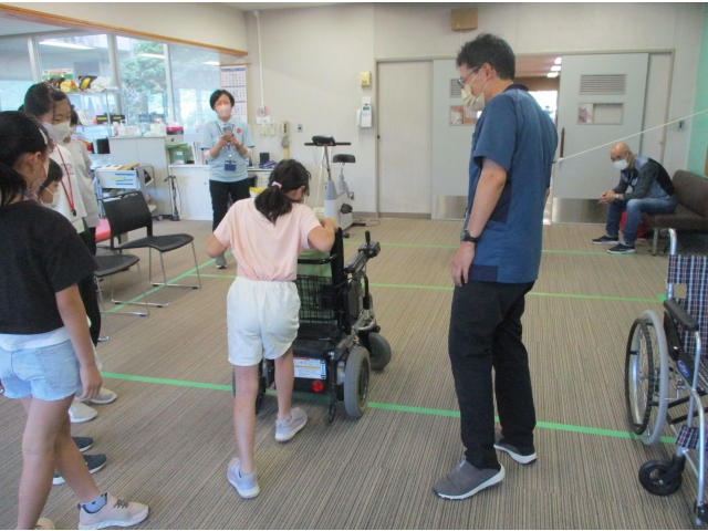 電動車いすはとても重たいね。