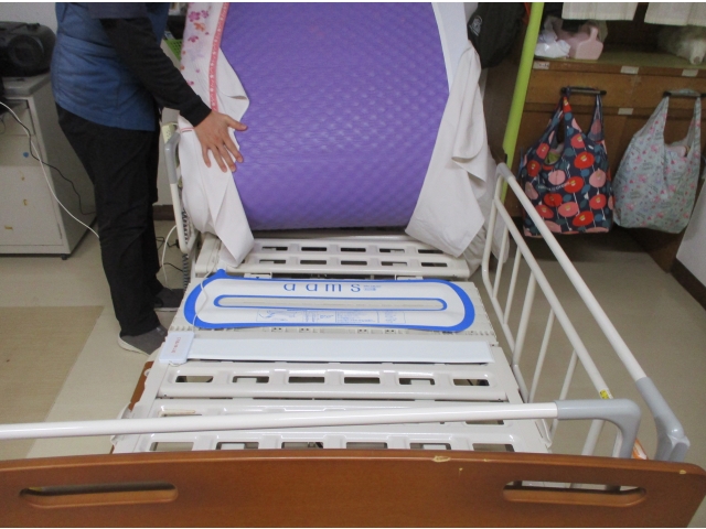 ベッドマットレスの下に設置するだけ