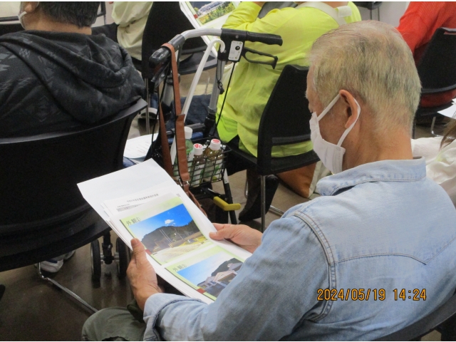 写真付き資料をじっくりと