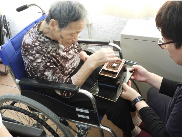 回し焼香で参列された方にお願いしました。