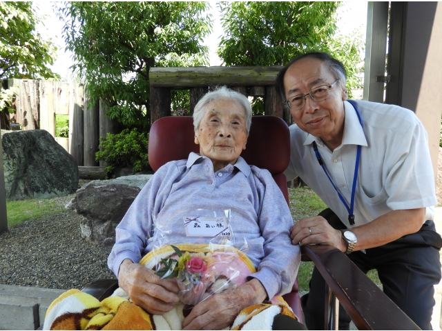 苑長とニッコリ記念撮影