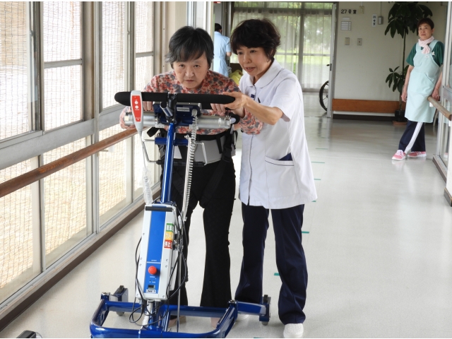 背筋を伸ばして歩いやすいです。