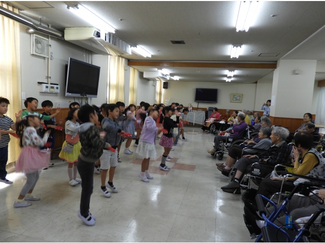 利用者さんの前で元気な踊りを披露してくれました。