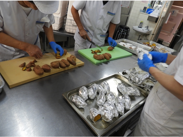 一個一個、丁寧に包んで蒸し焼きに