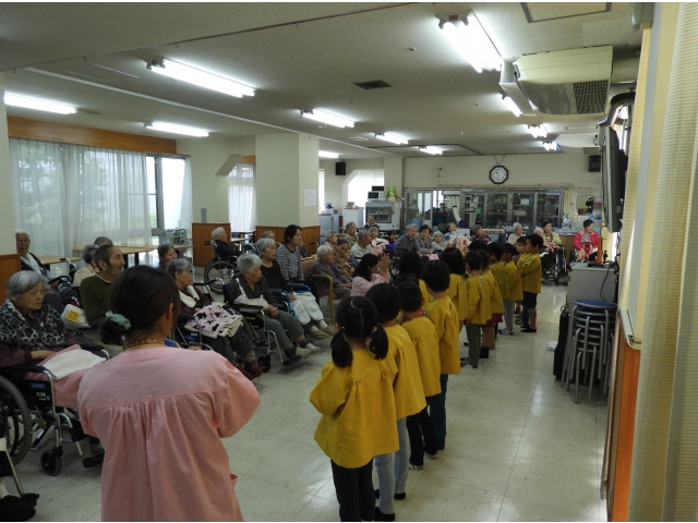 まずはハンドベルの演奏です。