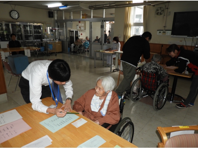 投票は食堂で行いました。
