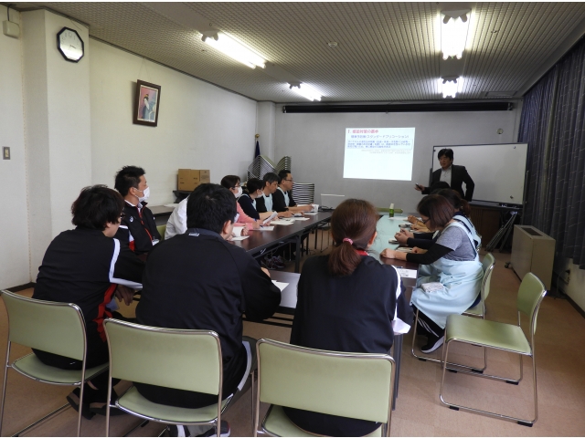 メモを取りながら、真剣に講義を聞いています。