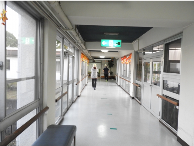 広い廊下を走り「火事だ～！」。