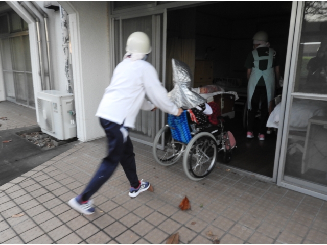 坂は後ろ向きで慌てず安全に。