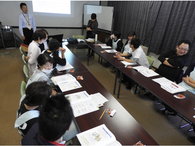 3人でグループワーク中。