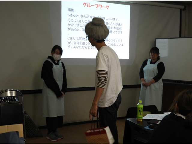 何を買ったんですか。「紙袋です。」