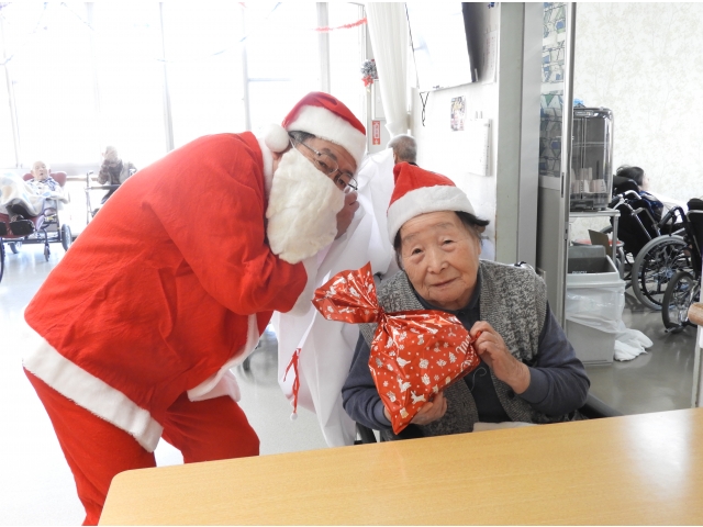 サンタからプレゼント！中身は何かなぁ？